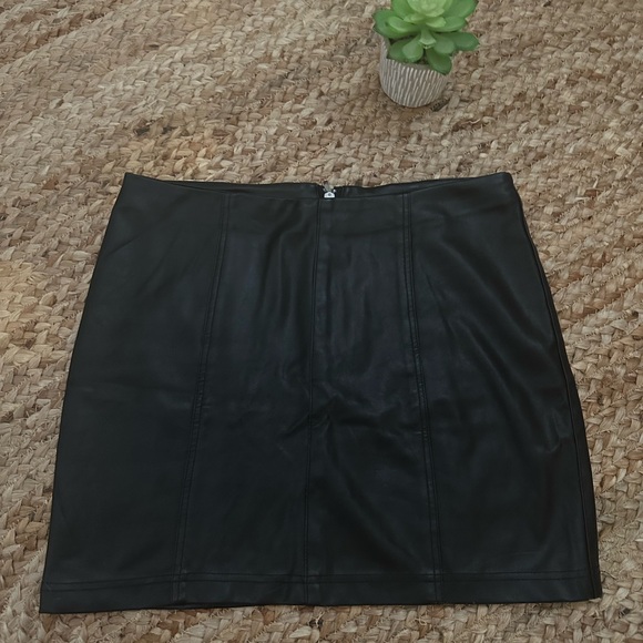 FAUX LEATHER MINI SKIRT - Picture 1 of 5